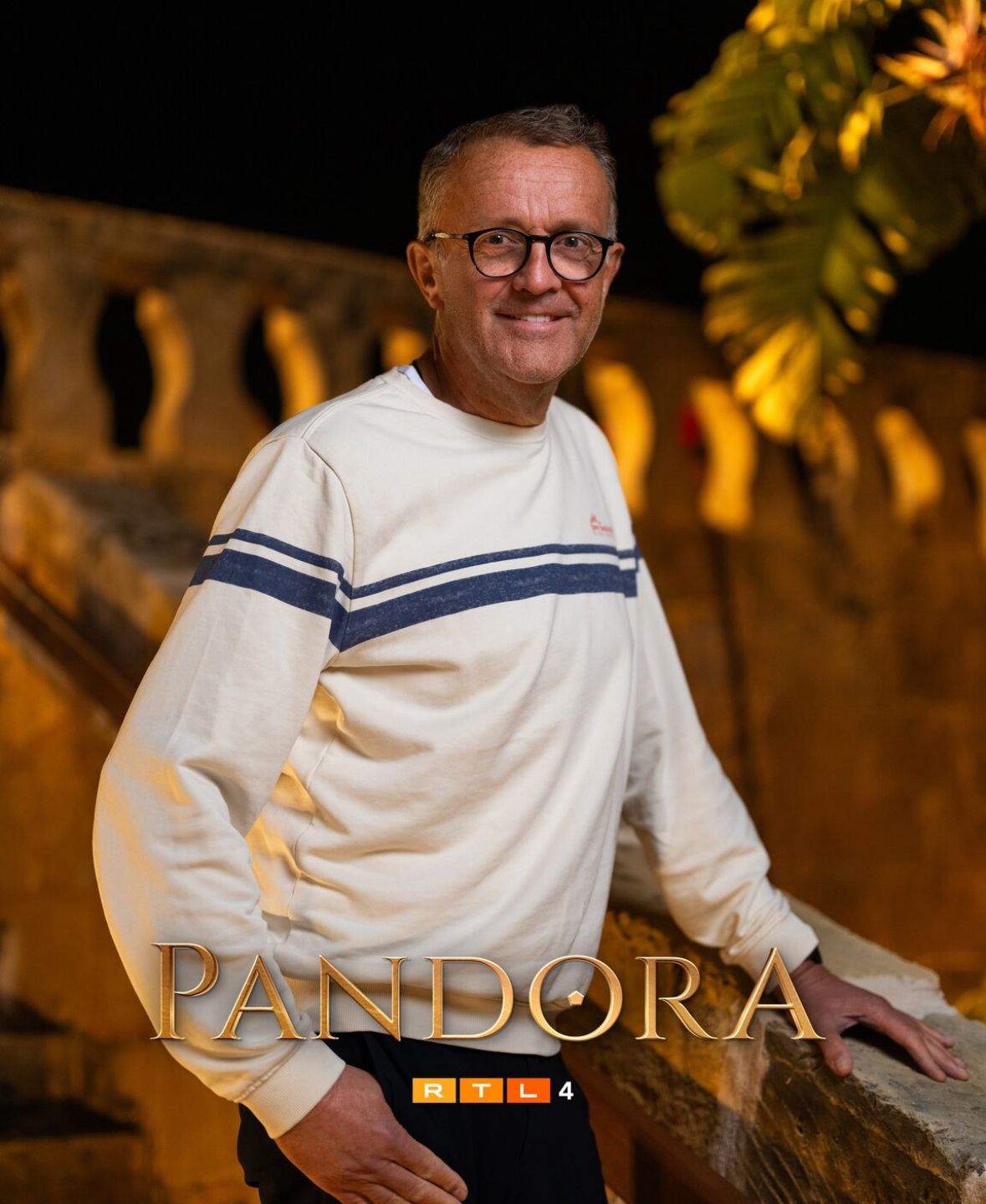 Jack Plooij staat bij het decor van Pandora's Box