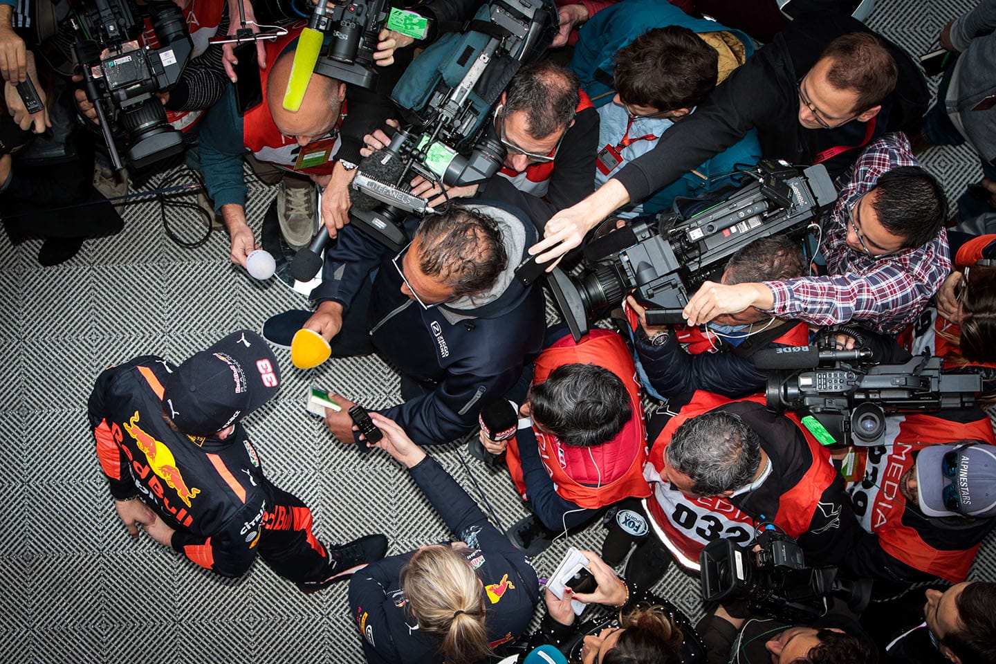Jack Plooij interviewt Max Verstappen op het circuit