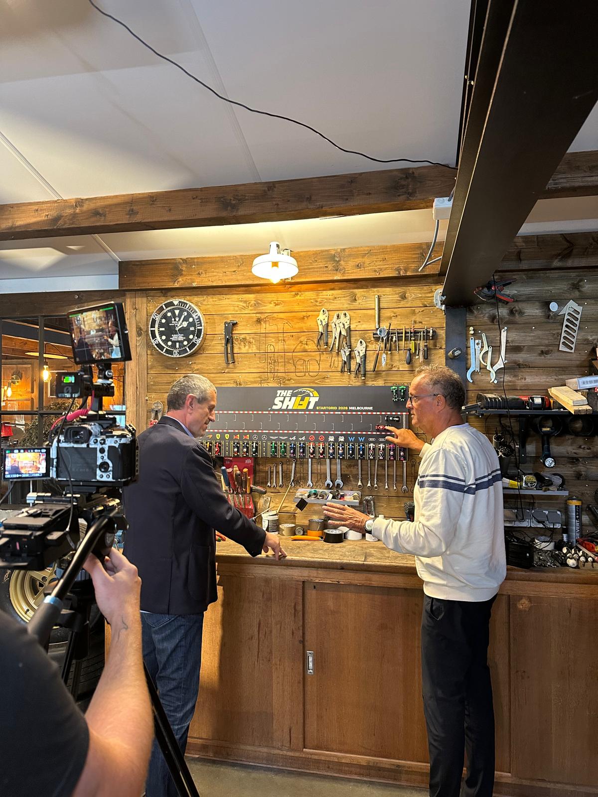 Jack Plooij en Guenther Steiner met een Formule 1-speelgoedcollectie