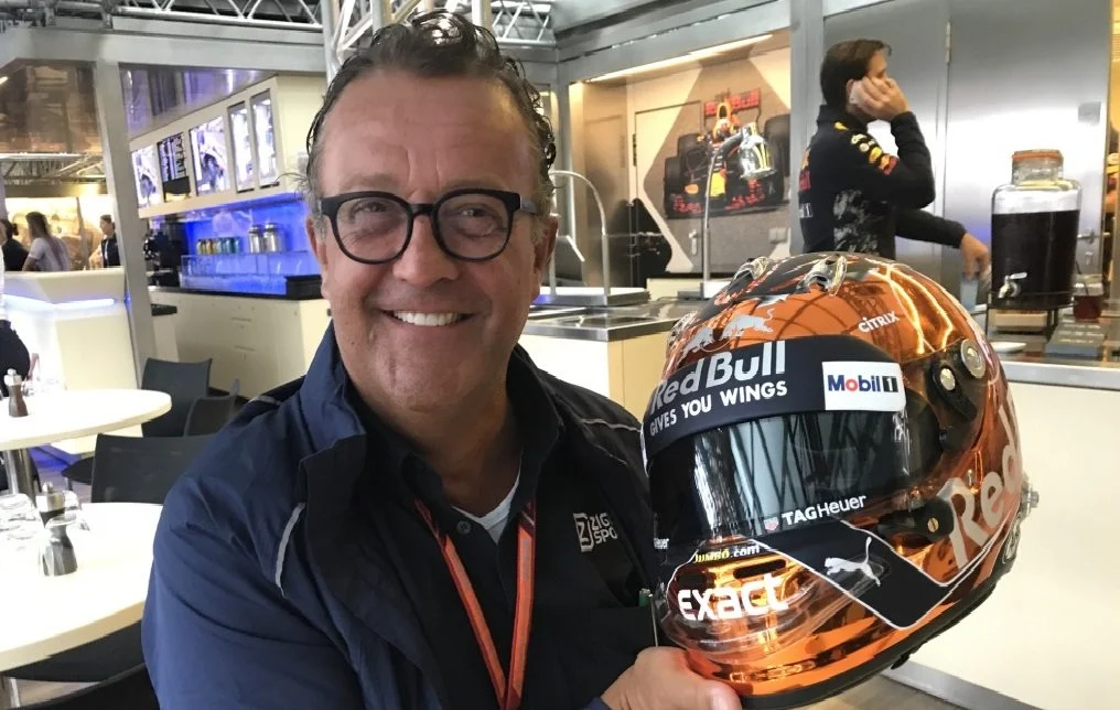 Jack Plooij met de helm van Max Verstappen