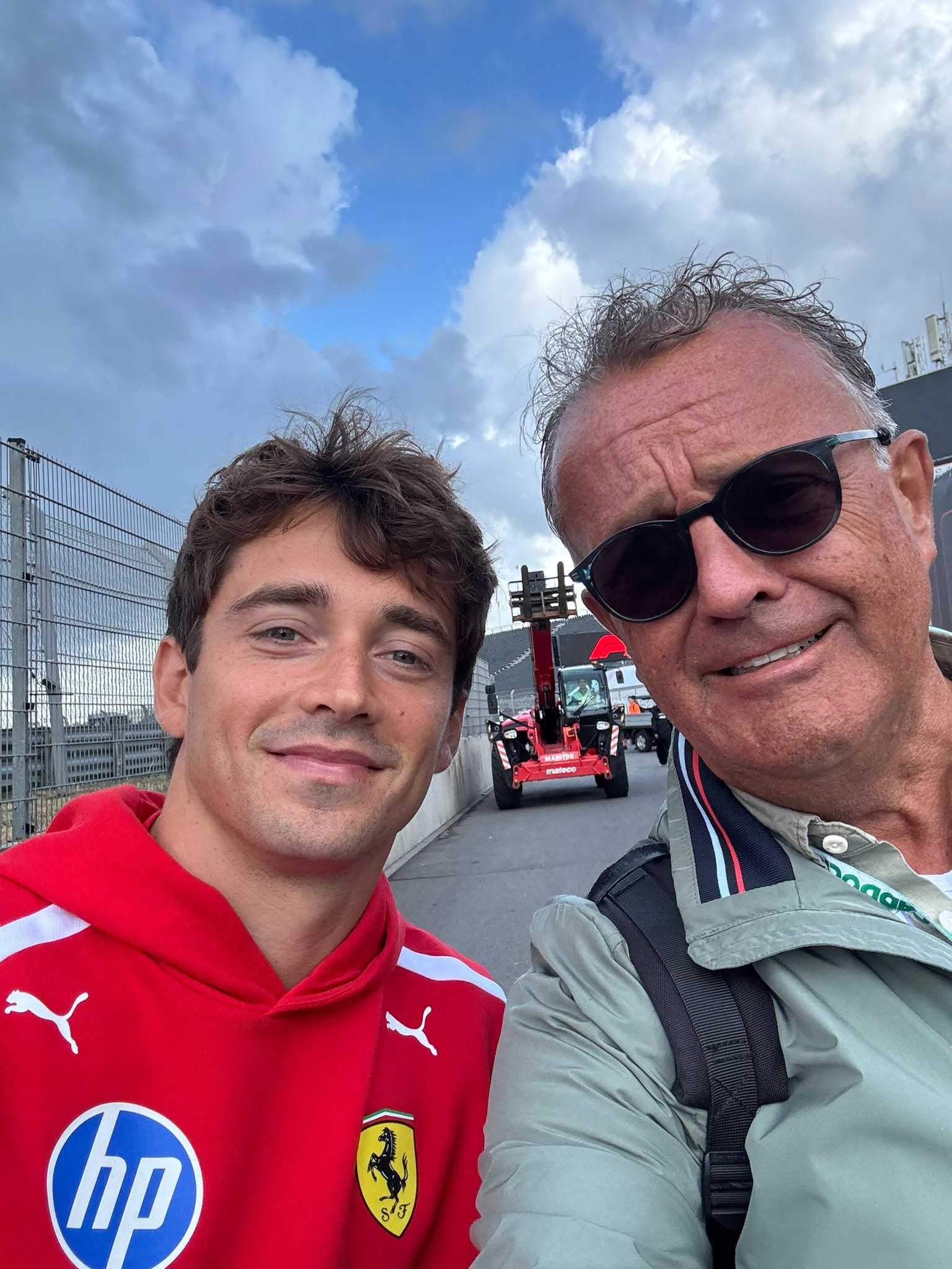 Jack Plooij met Charles Leclerc in de paddock van Zandvoort