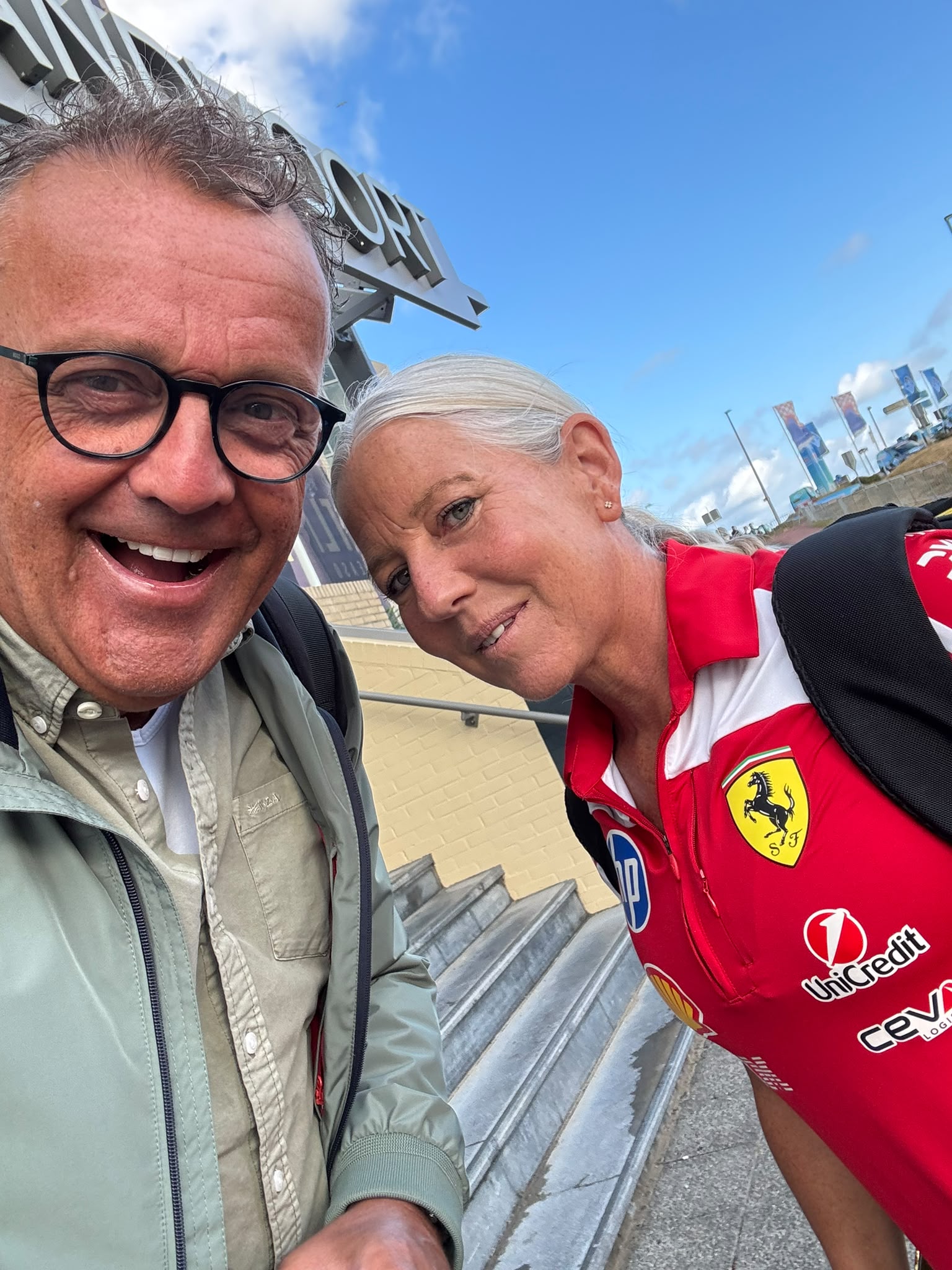 Jack Plooij met Angela Cullen in de paddock van Zandvoort