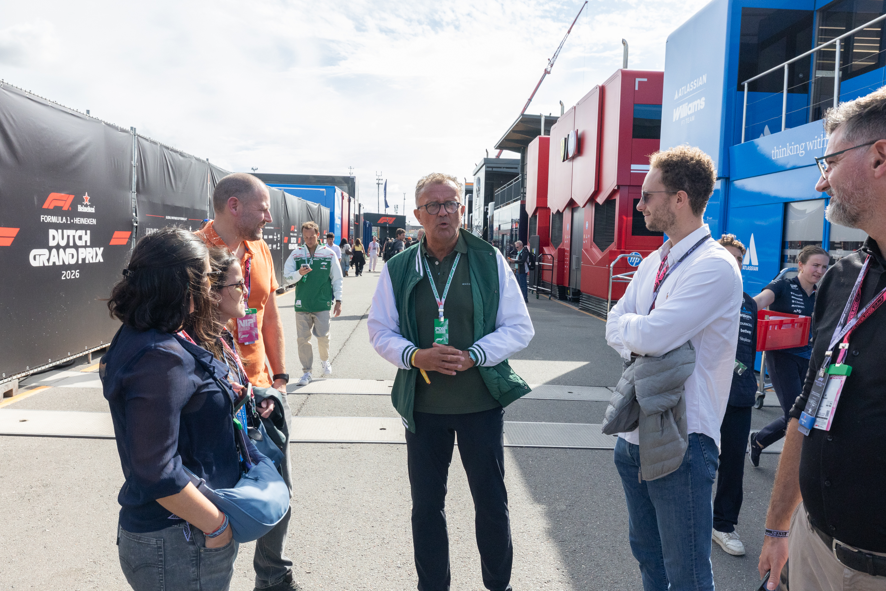 Jack Plooij geeft als Heineken-ambassadeur een rondleiding op Circuit Zandvoort