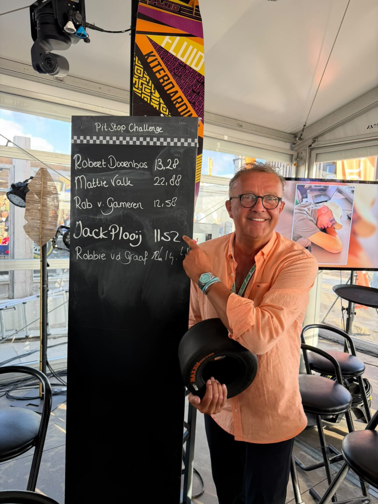 Jack Plooij bij de pitstoprecord-uitdaging van het Ziggo Sport Race Café