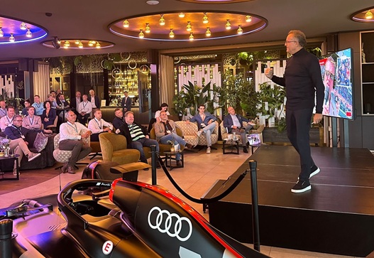 Jack Plooij op het podium als spreker