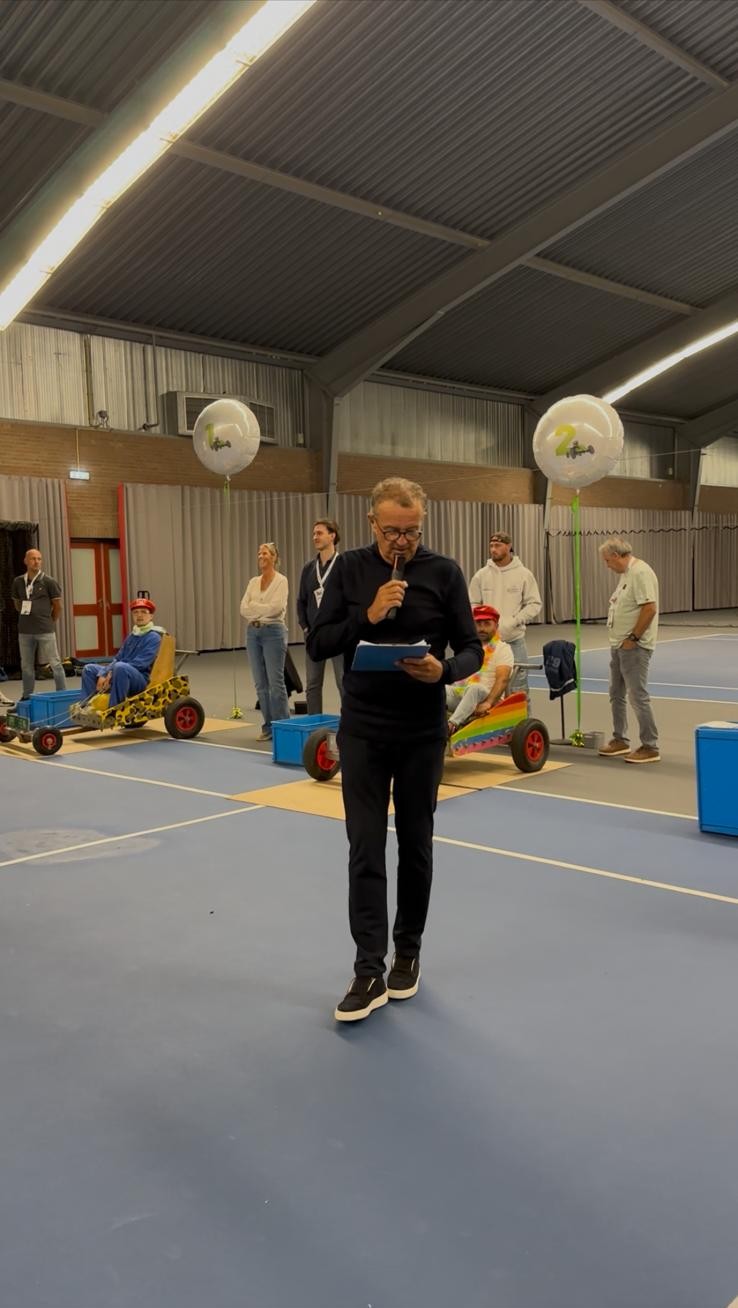 Jack Plooij roept start your engines tijdens een Mario Kart event