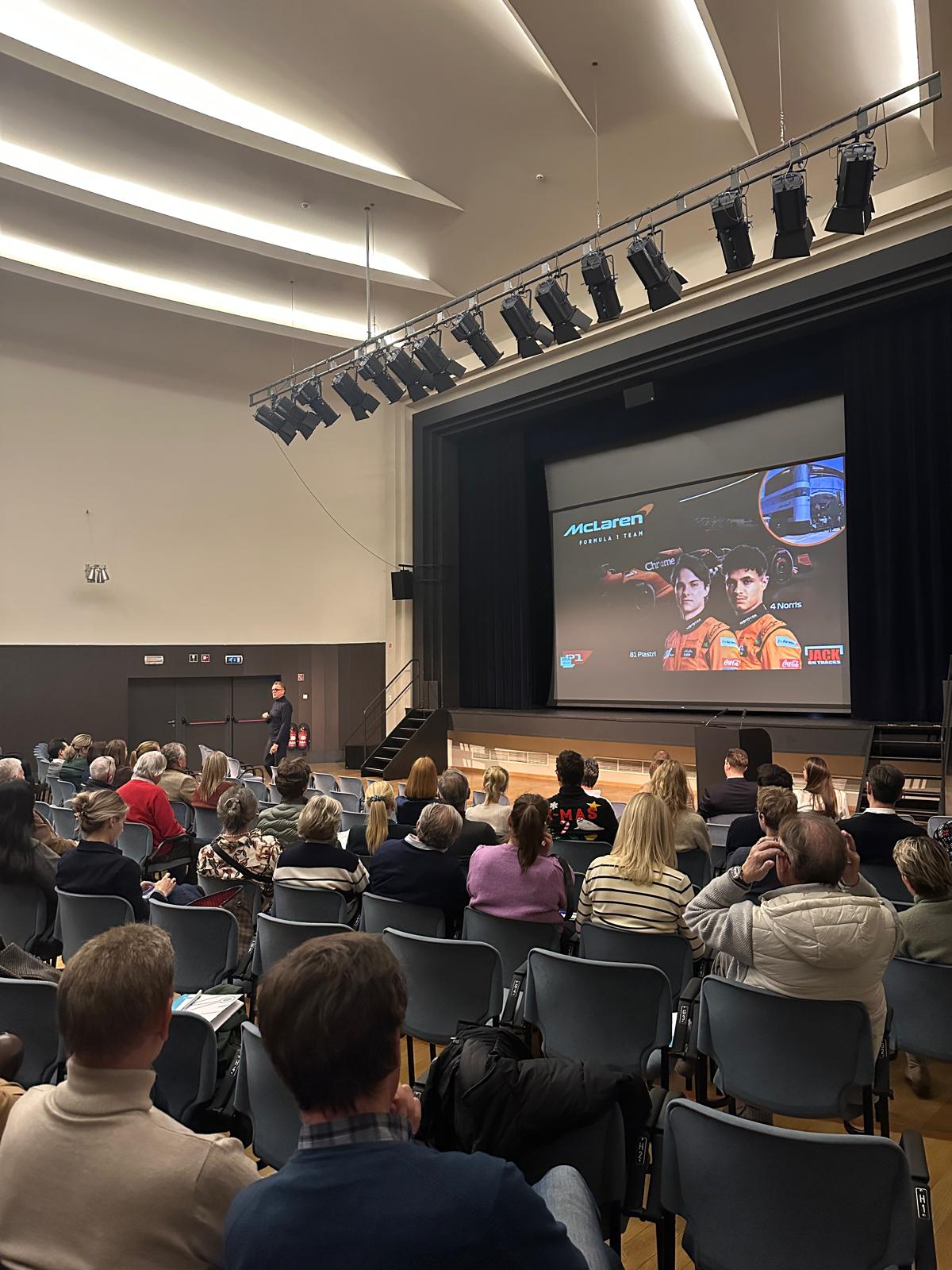 Jack Plooij vertelt over McLaren tijdens een keynote