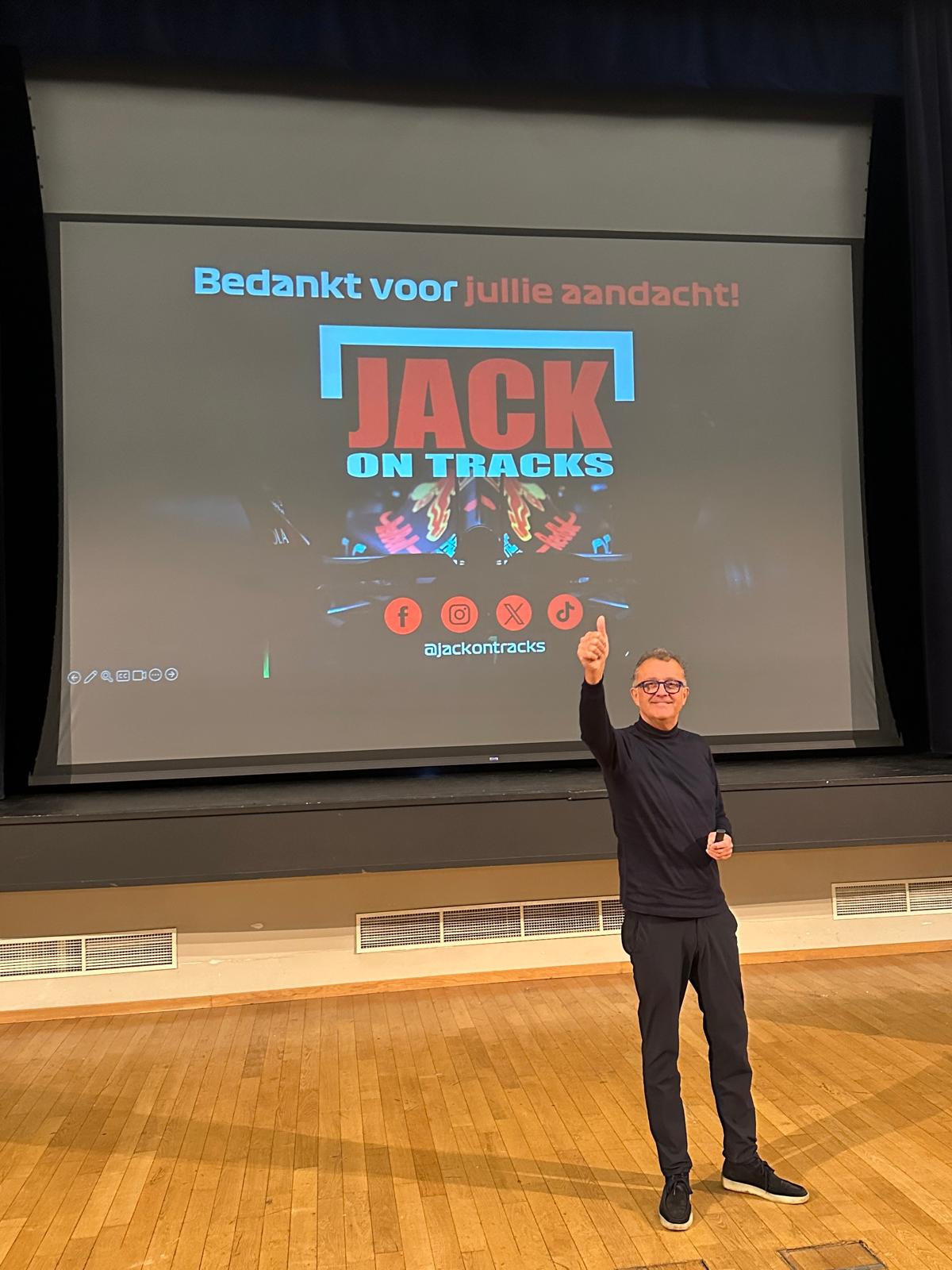 Jack Plooij sluit een presentatie af op het podium